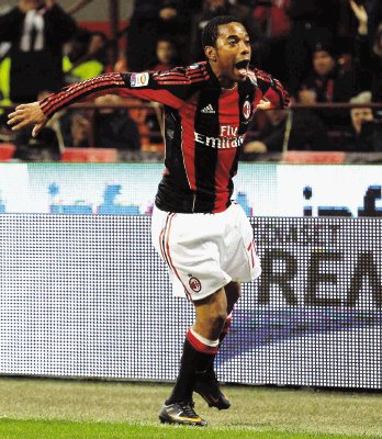 Robinho celebr&#x00F3; bailando samba, uno de sus dos goles ante el Parma. El Milan se asegur&#x00F3; una semana m&#x00E1;s la cima. AP