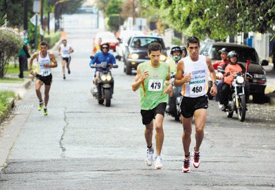 Hibert Mora (460) seguido por sus dos rivales. Marcela Bertozzi.