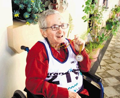   Rose Manes recibi&#x00F3; la medalla y camisa de un deportista. Ella y otros adultos mayores ganaron la competencia.