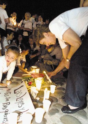 Encender&#x00E1;n cirios en memoria de los que partieron. Archivo.