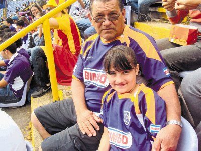 Fiorella y su abuelo. Cortes&#x00ED;a.