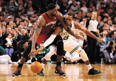 Rondo le gan&#x00F3; el duelo a Lebron James. AFP.