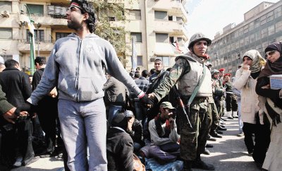 El pa&#x00ED;s sigue bajo el control de las fuerzas armadas tras la salida de Hosni Mubarak despu&#x00E9;s de varios d&#x00ED;as de protestas. EFE.