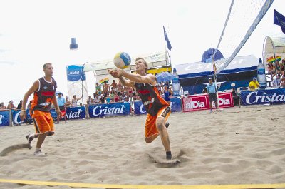 Gilberto y Alexander Villegas, de Pedregal Gatorade, impusieron su experiencia en la final ante la dupla de Balto 2. Ronny Soto