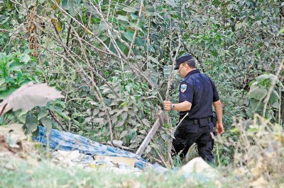 La Fuerza P&#x00FA;blica apoy&#x00F3; en la inspecci&#x00F3;n en los alrededores de la zona. Marcela Bertozzi.