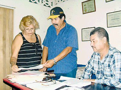 Los padres del muchacho cuando ultimaban ayer detalles de de la demanda. Julio Pe&#x00F1;a.