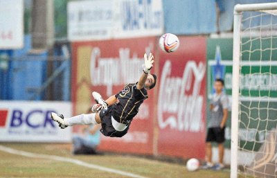   Adri&#x00E1;n De Lemos tuvo problemas con los remates de media distancia de los morados, incluyendo el tercer gol, obra de Armando Alonso.