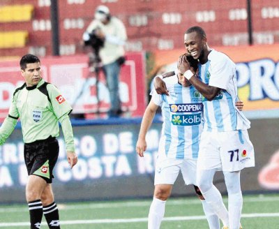   Kendall Waston felicita a M&#x00ED;nor D&#x00ED;az, luego de que &#x00E9;ste marcara de penal el empate ante la Liga.