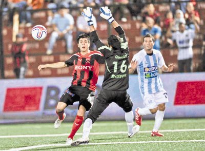   El lateral izquierdo manudo Cristopher Meneses le puso en bandeja el gol a Allen Guevara.