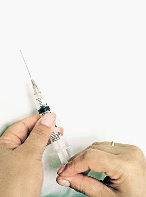 La vacuna protege contra 23 serotipos de la bacteria de neumococo. Archivo.