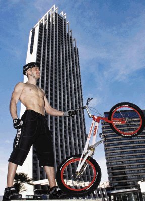 Sube en &#x201C;bici&#x201D; hasta cima de rascacielos 