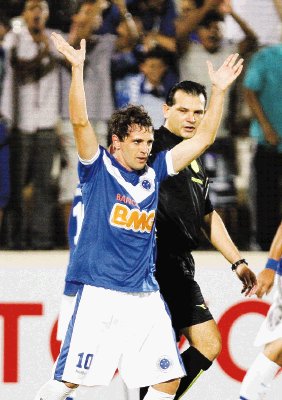 Montillo hizo dos goles en la victoria de Cruzeiro. Reuters.