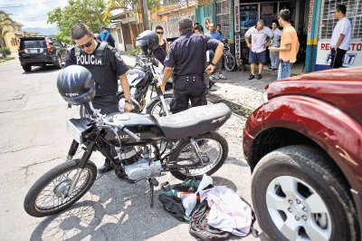 All&#x00ED; quedaron una moto, un radio y camisetas de polic&#x00ED;a. Arley.