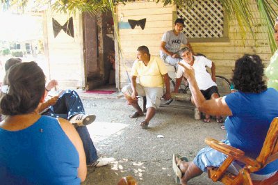 Familia y amigos de Desiderio Duarte esperaban ayer la llegada del cuerpo en su casa ubicada en Finca 10 de Osa. A. Quesada.