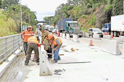 Trabajadores colocaban ayer barreras peatonales. A. Ot&#x00E1;rola.