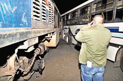 El autob&#x00FA;s recibi&#x00F3; golpe de la m&#x00E1;quina atr&#x00E1;s. Manuel Vega.