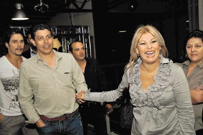 Maricruz Leiva y su esposo Fernando V&#x00ED;lchez. Foto: cortes&#x00ED;a Arnoldo Robert.