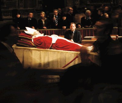 El cuerpo de su Santidad Juan Pablo II durante el funeral en la Bas&#x00ED;lica de San Pedro. Reuters.