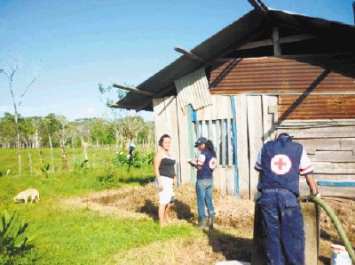Cruz Roja ayuda en las labores de aseo. cortes&#x00ED;a.