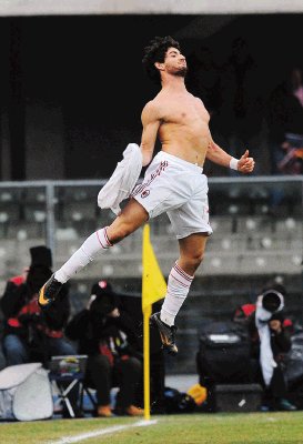 El delantero Pato salt&#x00F3; desde el banco de suplentes para darle el gol del triunfo al Milan. EFE