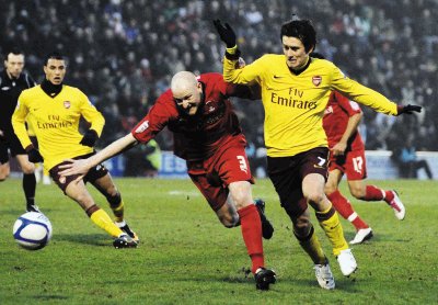 Tomas Rosicky (amarillo) y dem&#x00E1;s jugadores del Arsenal, no se vieron bien ante el Leyton Orient, cuadro de tercera. AP