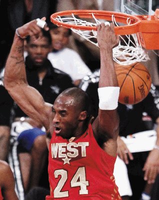 Kobe Bryant fue la figura del equipo del oeste en lo que fue su juego 13 de las estrellas de su carrera en la NBA. AP