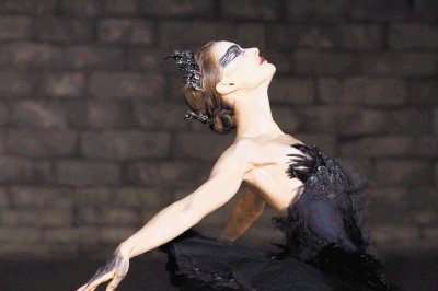 Para lograr que Portman se viera como una verdadera bailarina de ballet se realizaron cerca de 300 tomas con efectos especiales. Fotos: cortes&#x00ED;a de Discine.