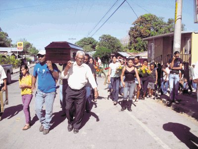 El pueblo de Bebedero de Ca&#x00F1;as se tir&#x00F3; ayer a la calle para despedir a su &#x00ED;dolo. Era el pen&#x00FA;ltimo de 10 hermanos. Julio Segura.