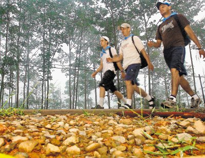 Caminata en alrededores del r&#x00ED;o Reventaz&#x00F3;n. Archivo.