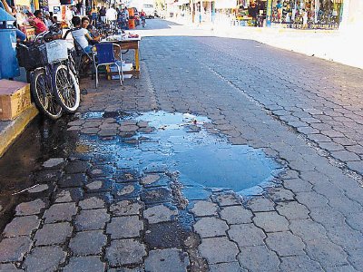 Fuga de agua se mantiene desde hace varios d&#x00ED;as. Foto: Julio Pe&#x00F1;a, corresponsal.