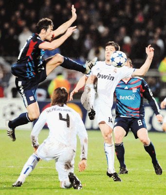 El juego entre Lyon y Real fue muy disputado, como lo muestra Gourcuff con esta entrada. AFP