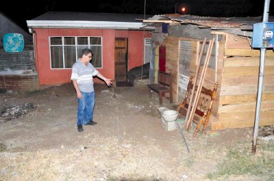 El&#x00ED;as Alfaro, vecino se&#x00F1;ala el sitio del crimen frente a la casa del fallecido. F. Barrantes.