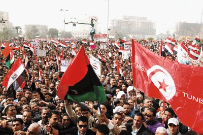 Egipcios se manifiestaron con banderas de T&#x00FA;nez y Libia de la &#x00E9;poca anterior a Gadafi, en la plaza de Tahrir en Egipto. EFE.