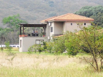 La lujosa vivienda de Santa Cruz, fue intervenida durante m&#x00E1;s de cinco horas por fiscales y agentes del OIJ. Cinthya Bran.