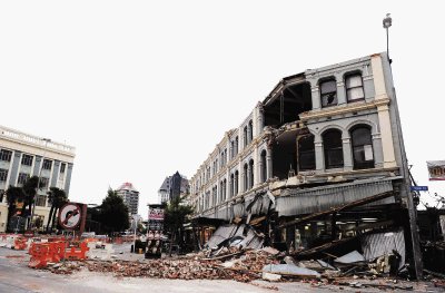 Las autoridades elevaron ayer a 113 los muertos por el sismo de 6,3 grados en la escala Richter. EFE.
