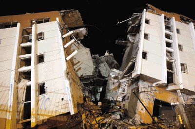 Edificio derrumbado tras terremoto. EFE.