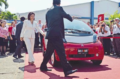 La presidenta Chinchilla estren&#x00F3; el carro i MiEv. Veinsa.