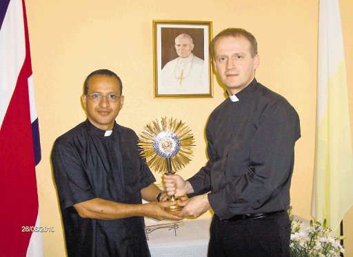  Reliquia del Papa segura. El sacerdote polaco Derek Ras (derecha) fue quien trajo la reliquia al país. F. Gutiérrez.