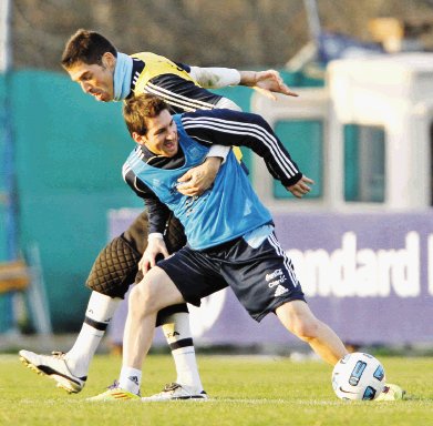 Todos los ojos en Messi Hoy rueda el balón, a las 6:45 p.m.