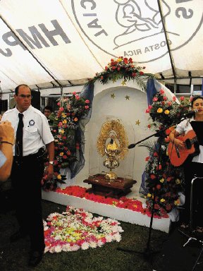  Rosas, pa&#x00F1;uelos y flores al paso de  &#x201C;La Negrita&#x201D; en Cartago  En Hospital Max Peralta la homenajearon