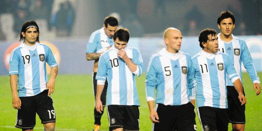  Prensa le vuela duro a los “chés”. A pesar de su constelación de estrellas, Argentina sólo logró un miserable empate de local ante Bolivia. AFP