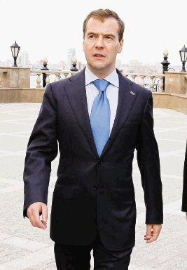 Medvedev casi se jala una torta. Dimitri Medvedev.