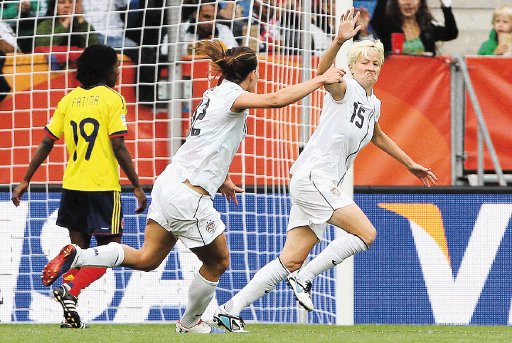  Estados Unidos y Suecia están vivos. Estados Unidos anotó por intermedio de Heather O´Reilly, Megan Rapinoe (15) y Carli Lloyd.AFP