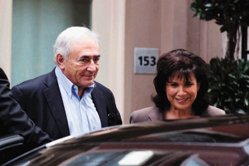 Strauss-Kahn en libertad. Con su esposa. AP