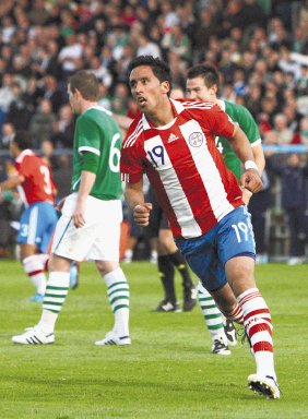  Guaraníes favoritos. Lucas Barrios, vital en Paraguay.AFPArroyo, futbolista de Ecuador.AFP