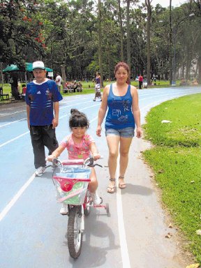  La Sabana fue centro de reunión para miles ayer. Nazareth Castro compartió con su hija Dariana. Cristina Fallas.