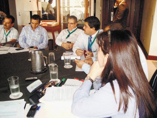 Mejora diálogo con arroceros. Reunidos.Prensa MAG.