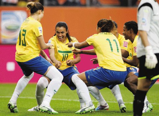  La “Seleçao” adora a Marta. Los jugadores brasileños de la Copa América deberían aprender de Marta (10), quien anotó dos goles en Mundial femenino.AP