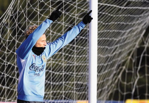  Si quiere celeste, que le cueste. Diego Forlán es la estrella charrúa. AP