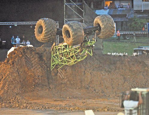  “Trucks” se despidieron volando. El Monster “Proyect X” fue construido con una aleación de aluminio y titanio, es más estilizado lo que le permite elevarse en los saltos. Fotos: Carlos Borbón.